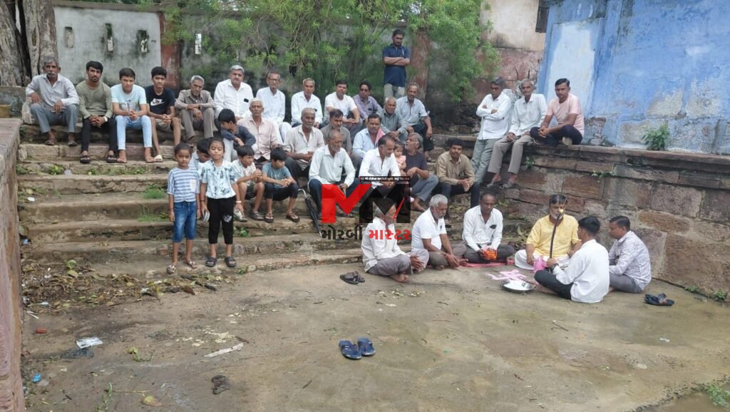 માળીયામિંયાણાના ખાખરેચી ગામે તળાવ ઓવરફલો નવાનીરના કર્યા વધામણા..ખાખરેચી ક્ષત્રિય સમાજ દ્વારા વર્ષો જુની પરંપરાને જાળવી લોહીનો અભિષેક કરાવીને નવાનીરના વધામણા કર્યા