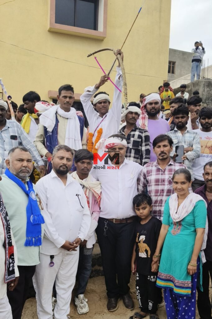 વિશ્વ આદિવાસી દિવસ નિમિત્તે ટંકારામાં ભવ્ય ઉજવણી કરવામાં આવી જય બિરસા જય ભીમ અને જય જોહારનાં ગગનચુંબી નાદથી ટંકારા શહેર ગુજી ઉઠ્યું હતું.